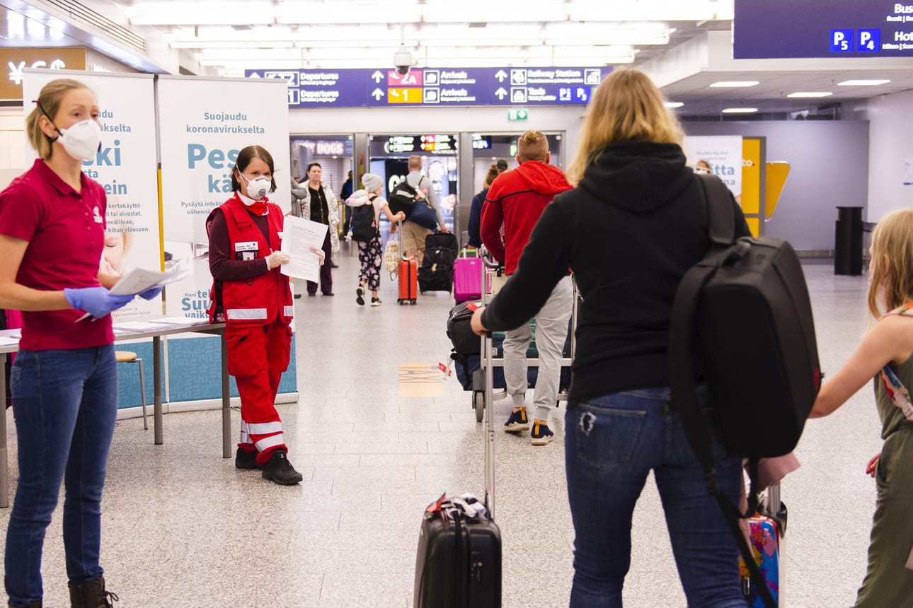 SPR:n vapaaehtoiset aloittivat Helsinki-Vantaan lentoasemalla tiedon jakamisen koronaviruksesta viime viikon alussa. Sitä ennen yli 200 000 lentomatkustajaa sai viime viikkoon asti kulkea lentokentän kautta Suomeen käytännössä ilman minkäänlaisia toimia.