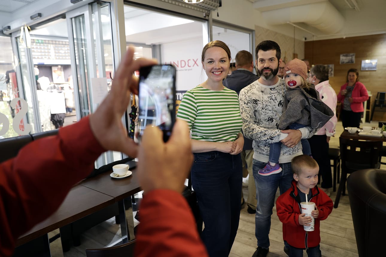 Katri Kulmunin Kokeile kepua -kuntavaalikiertueen iltatilaisuus houkutteli kahvila Sofiaan kymmeniä kuulijoita Oulussa torstaina. Pekka (kesk.), Elisa ja Mikael Kainua pääsivät myös yhteiseen kuvaan Kulmunin kanssa.