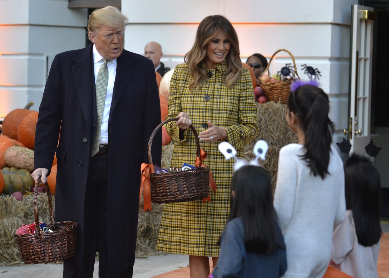 Presidenttipari Donald ja Melania Trump ottivat lasten Halloween-tervehdyksiä vastaan Washingtonissa alkuviikosta.