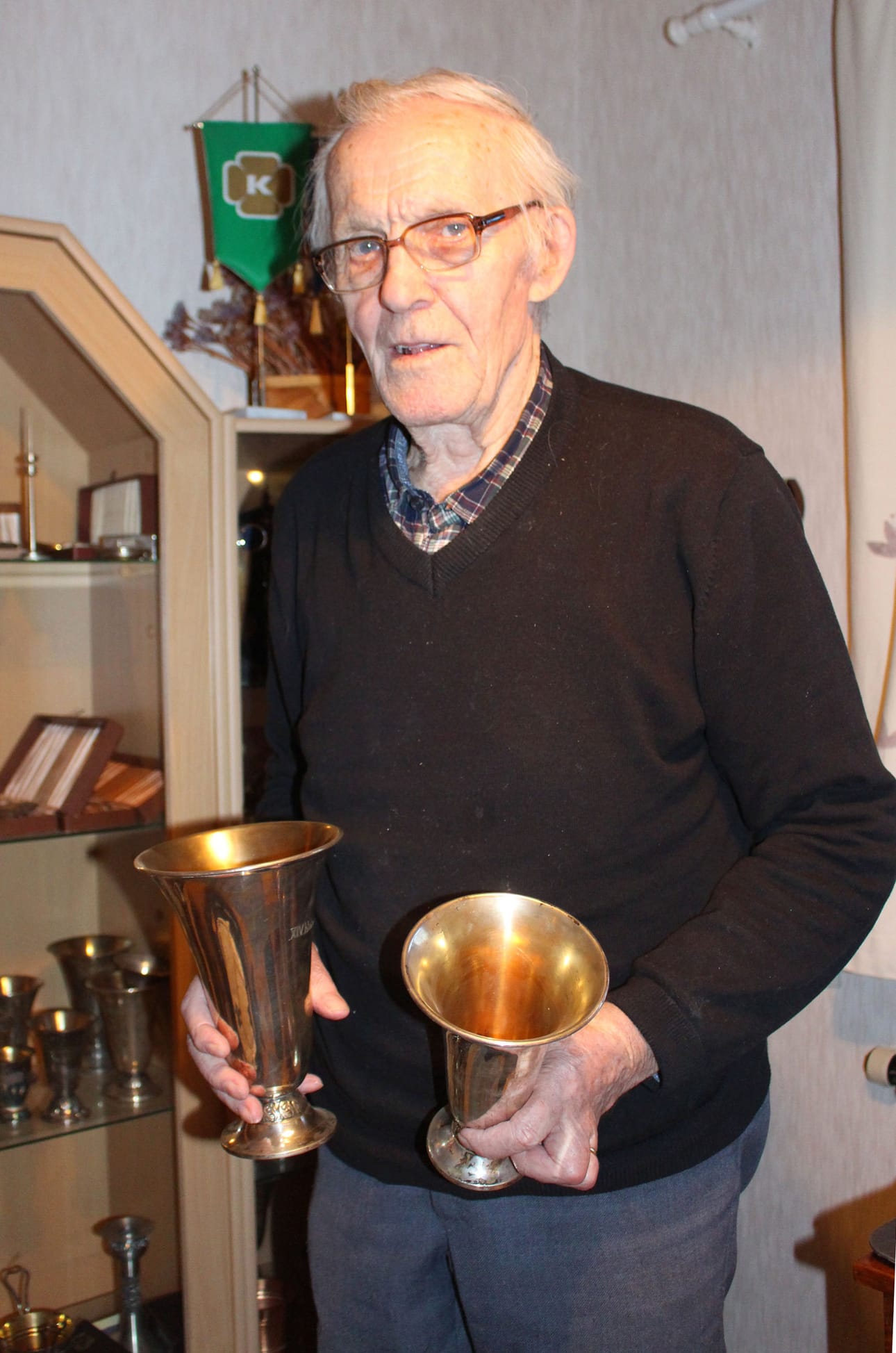 Toukokuussa 89 vuotta täyttävä Väinö Porkka on hiihtänyt vuosittain maakuntaviestijoukkueessa niin kauan kuin hiihto järjestettiin maantiehiihtona. Viestiosuuksien parhaat saivat pienet palkinnot. Isoja pokaaleja on miehelle kertynyt pitkän hiihtäjäuran aikaan satoja.