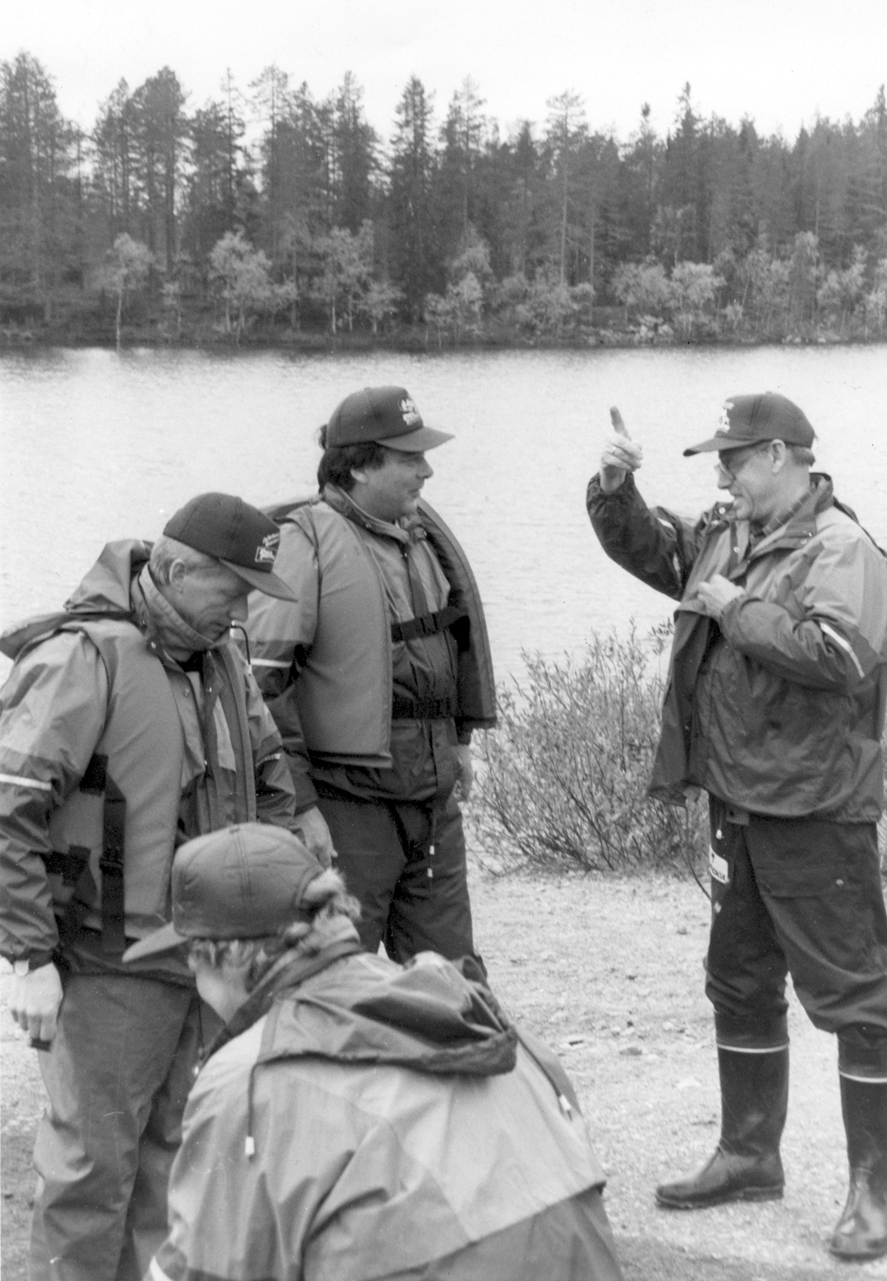 Kunnanjohtaja Erkki Juntunen, kansanedustaja Pauli Saapunki ja Venäjän suurlähettiläs Juri Derjabin laskivat Kitkajoen Käylästä Juumaan syksyllä 1992. Seurueeseen kuuluivat myös Derjabinin puoliso ja Finnairin pääjohtaja Antti Potila puolisoineen.