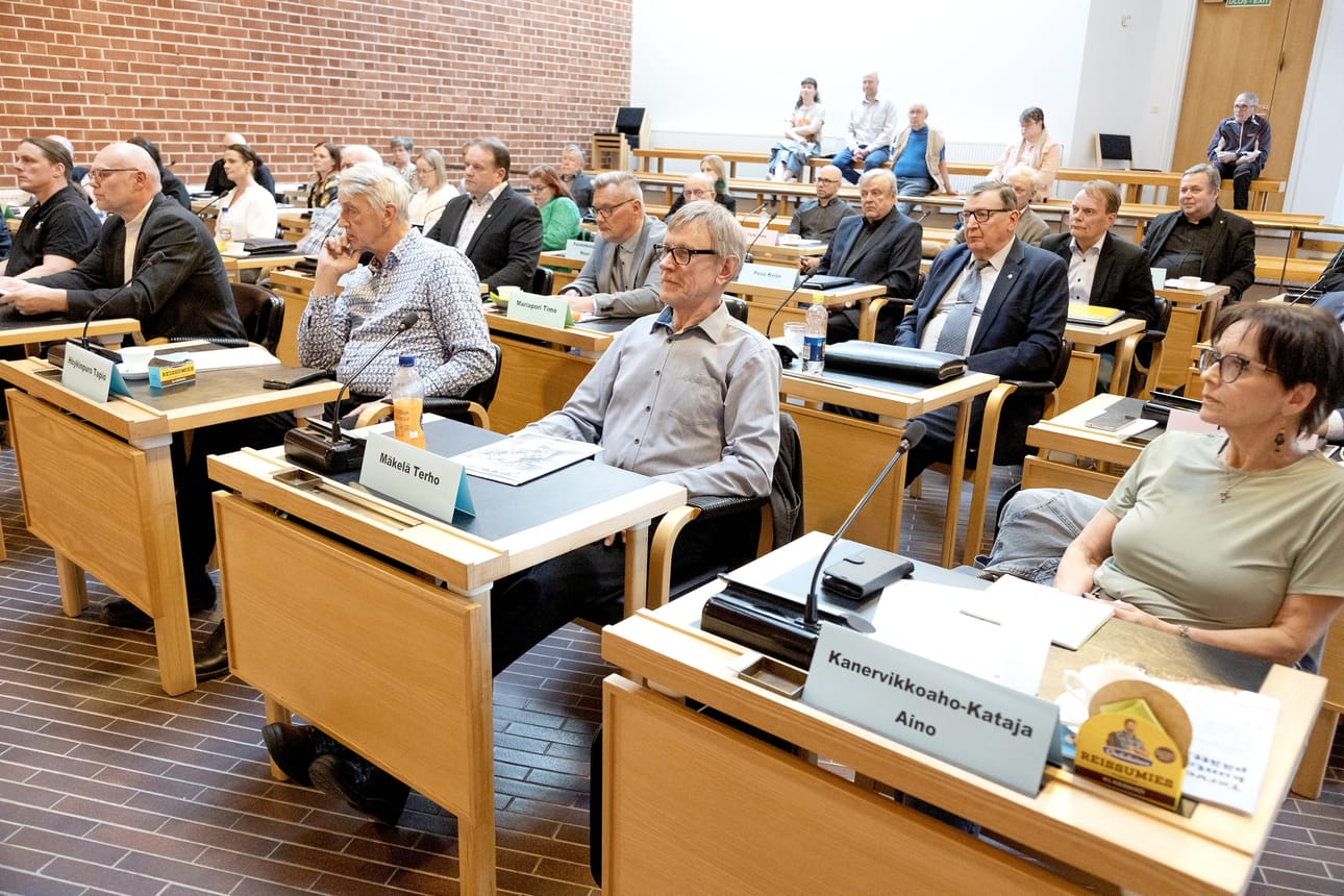 Kuntapäättäjien ja viranhaltijoiden sidonnaisuuksien ilmoittaminen perustuu kuntalakiin.