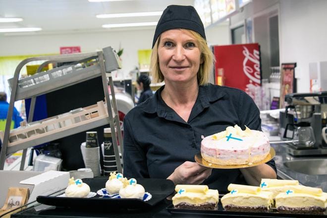 Kahvilan erikoisuuksiin kuuluu oma konditoria. Merja Pitkäranta esittelee itse tehtyjä Suomi 100 -leivoksia ja kakkuja. KUVAT: JORMA HAVULA