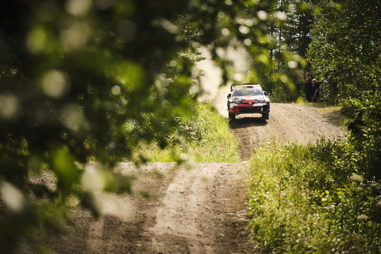Toyotan WRC-tallin päällikkö Jari-Matti Latvala ajamassa Suomen MM-rallin testeissä Konnevedellä maanantaina. LEHTIKUVA / Hannu Rainamo