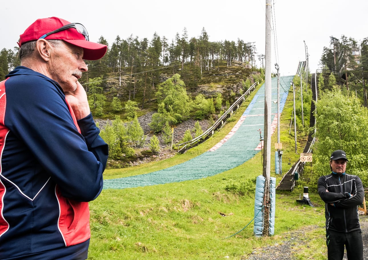 Valmentajat Timo Räisänen (vas.) ja Timo Pätäri olivat harmissaan, että ison mäen kesäleiri kuihtui pikkumäen kesäleiriksi. Kuva: Mikko Halvari