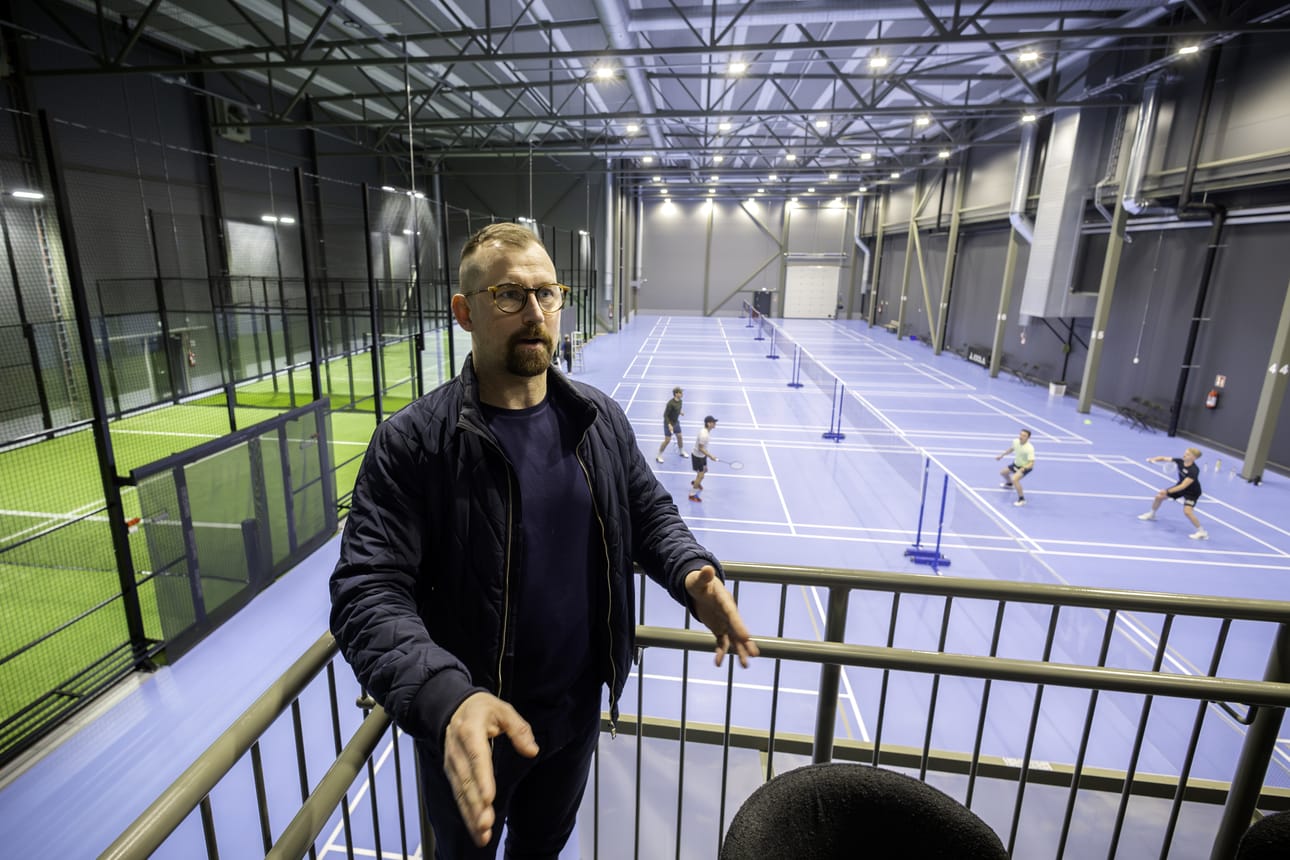 Tennis Centerin toimitusjohtaja Antti-Pekka Seikkula esittelee laajennuspuolen uutta tasannetta, jossa voi nauttia urheilujuomia ja katsella mailapelejä.