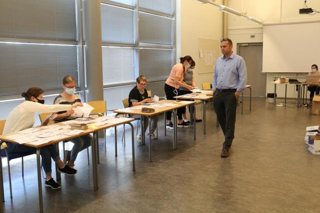 Kun vajaa tunti aloittamisesta oli kulunut, lähes kaikki liput oli otettu kuoristaan ja pinottu. Keskusvaalilautakunnan puheenjohtaja Hannu Ristaniemi valmistautui tarkistamaan ”epäselvät tapaukset” eli ne, jotka saattavat mennä hylkyyn esimerkiksi leimaamattomuuden tai asiattoman merkinnän takia. KUVA: ANU NAHKALA