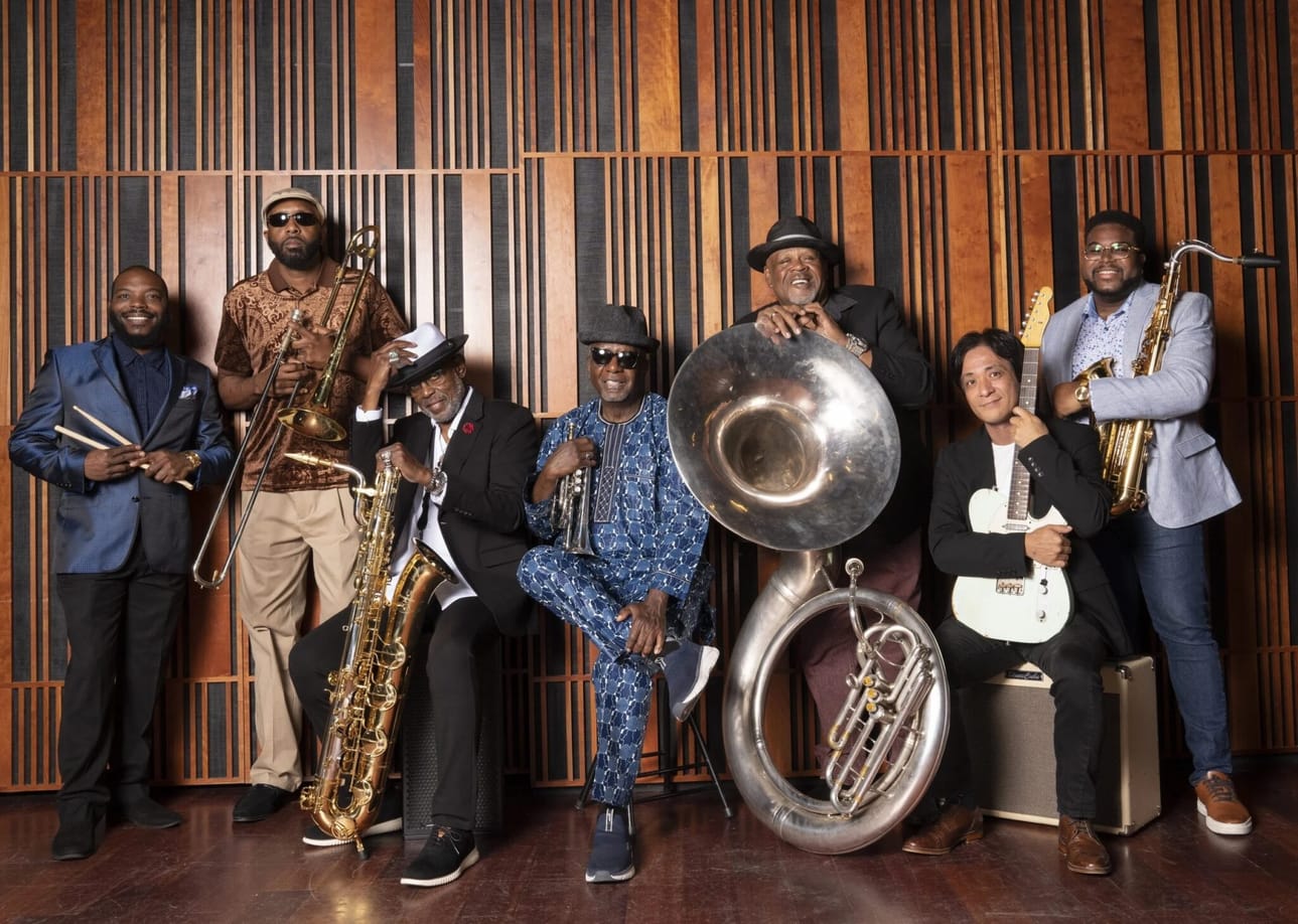 Elojazz Villagessa esiintyvä, New Orleansissa jo vuodesta 1977 toiminut Grammy-palkittu Dirty Dozen Brass Band yhdistää perinteisen puhallinorkesterin perustan bebopiin, funkiin, R&B:iin ja souliin.