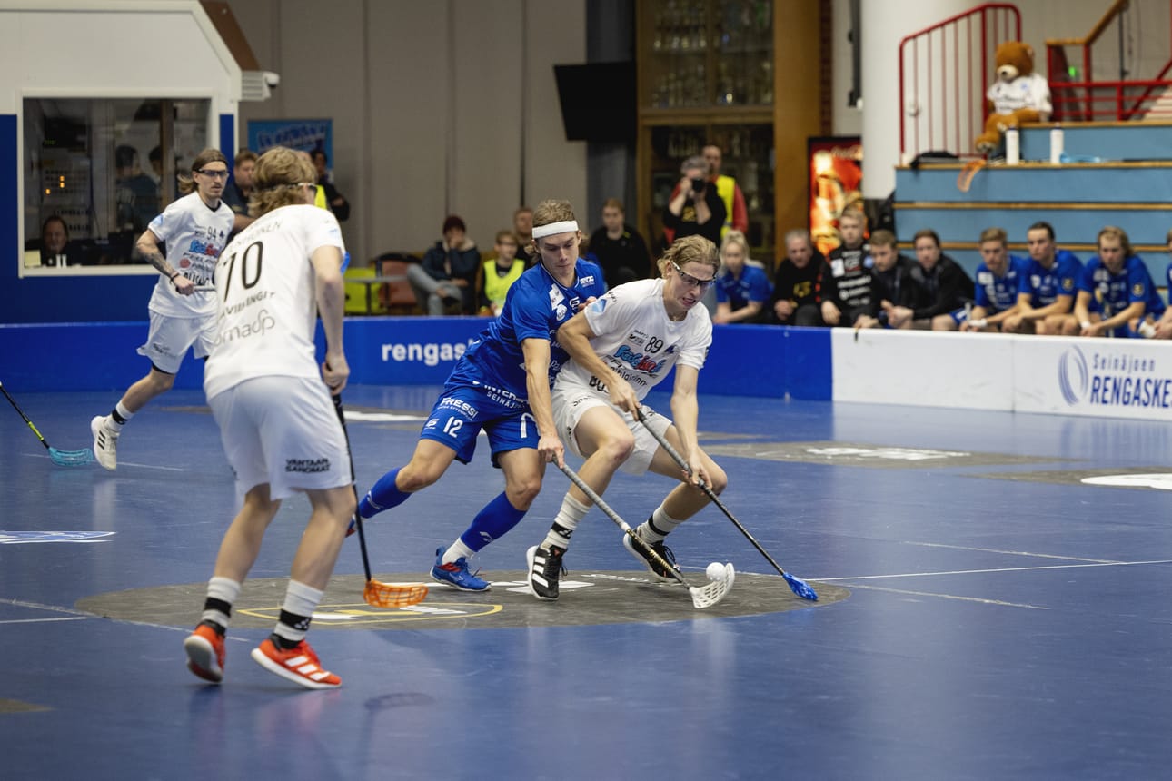 Jymyn Niko-Arttu Perälä väänsi tiukasti pallosta ErVi:n Daniel Tenhosen kanssa.