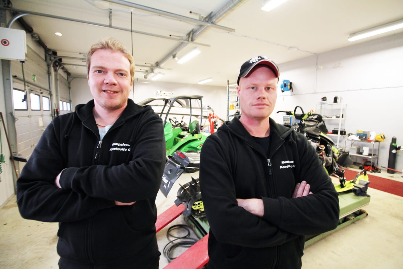 Hannu Tihinen (vasemmalla) ja Tuomas Hartikka aloittivat Kempeleen Konehuolto Oy:n toiminnan syyskuun alussa. Yrityksen löytää Rasivainiontieltä.