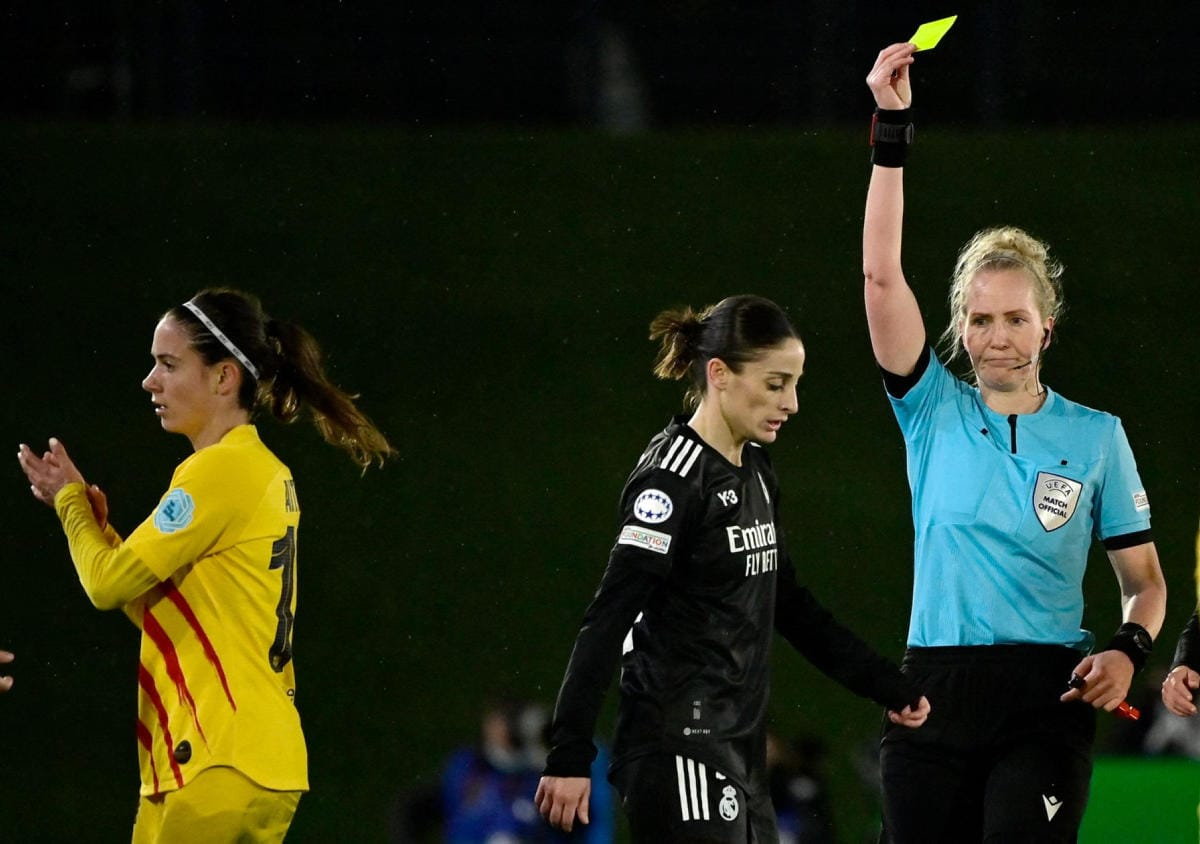 Barcelonan ja Real Madridin välisessä ottelussa erotuomarina oli suomalainen Lina Lehtovaara (oik.). LEHTIKUVA/AFP