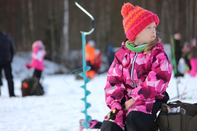 Kuinkahan hyvin tuolta puolelta Rautionlampea tulisi kalaa, mahtoi seinäjokelainen Klaara Koski tuumata kilpailun kestäessä. Kuva: Reijo Heikkilä