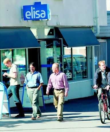 Muutoksia osuuksissa. Selvityksen mukaan Elisa ohittaisi kännykkäliittymien markkinaosuuksissa toisen suuren ryhmittymän Telia-Soneran jo vuoden sisällä.