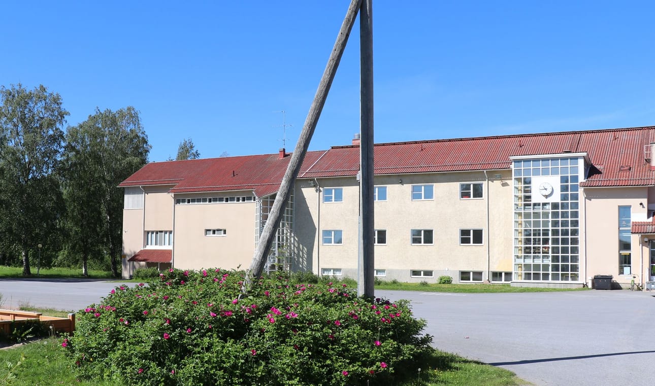 Kaupunki luopuu tarpeettomista kiinteistöistään. Myyntivuorossa on Ylihärmän Kirkonkylän koulu.