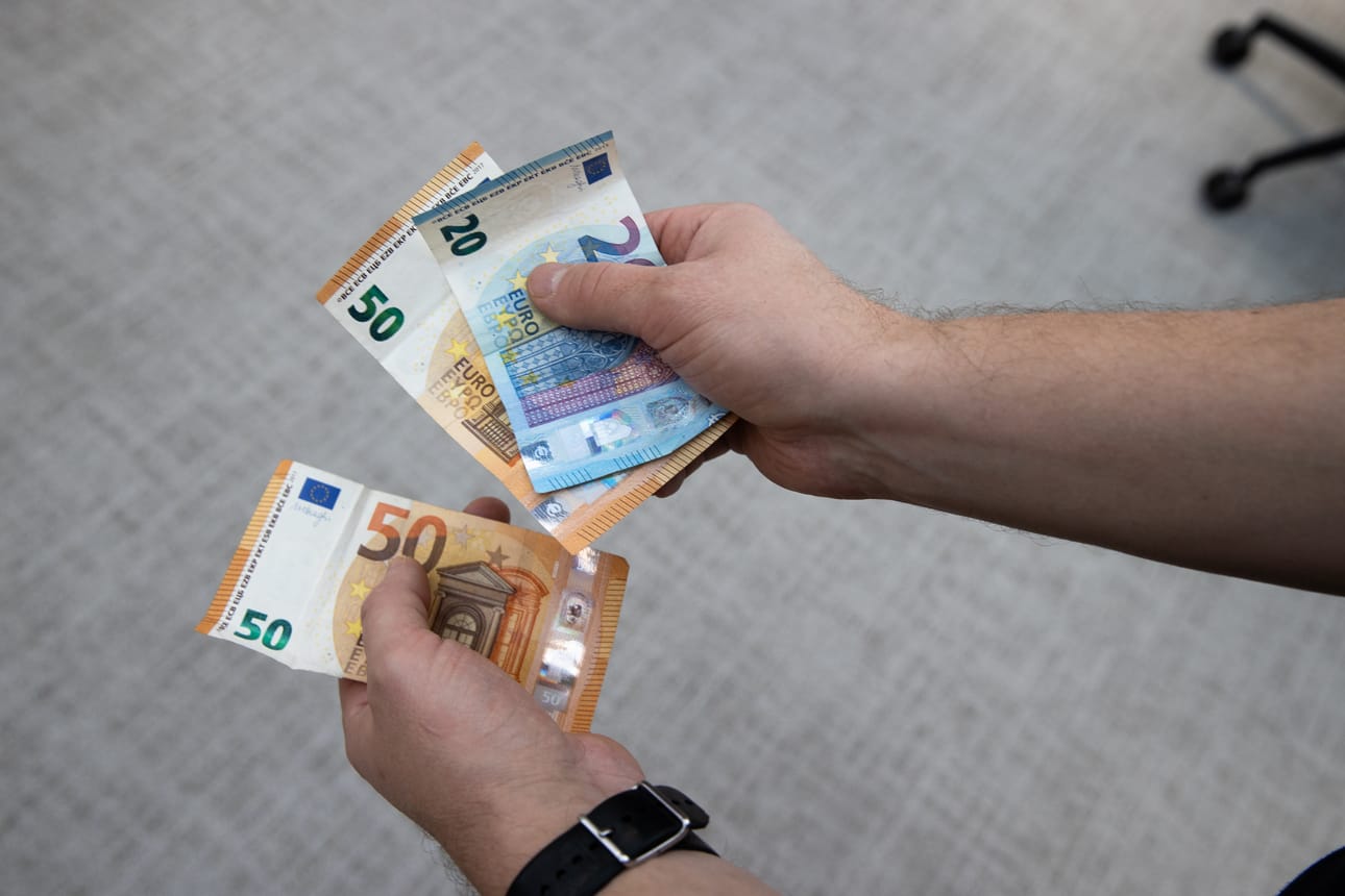 Kirjoittaja ei enää lahjoita hyväntekeväisyyteen. Hänestä järjestöjen pyyntöjä ja muistutuksia tulee liikaa, jos on aiemmin lahjoittanut.