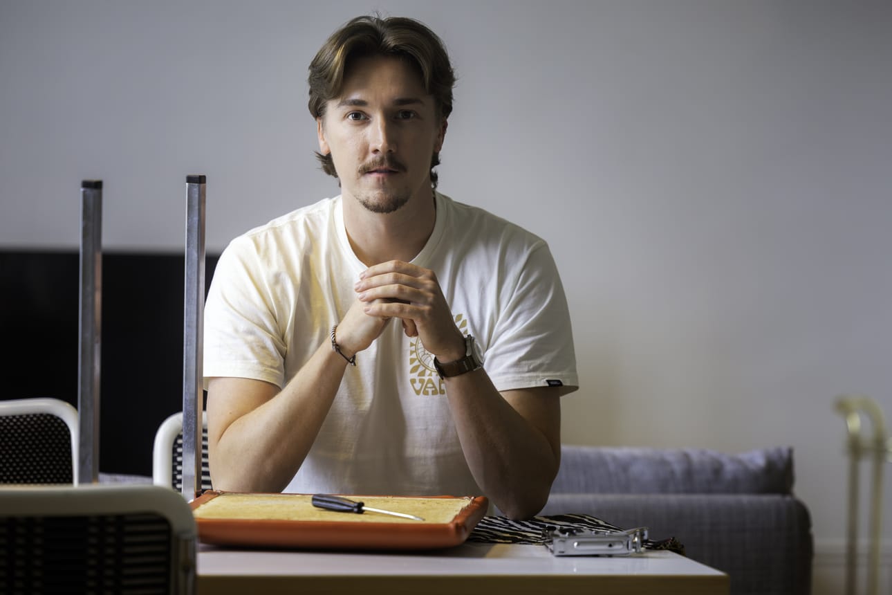 Joonas Kyllönen tarvitsee verhoiluun vain muutaman työkalun.