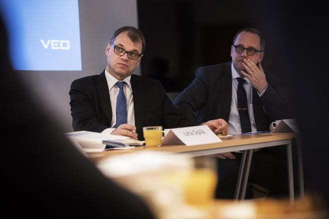Juha Sipilä kävi Vaasassa ja Veolla. Hänen oikealla puolellaan istui kaupunginjohtaja Tomas Häyry. KUVA: JARNO PELLINEN