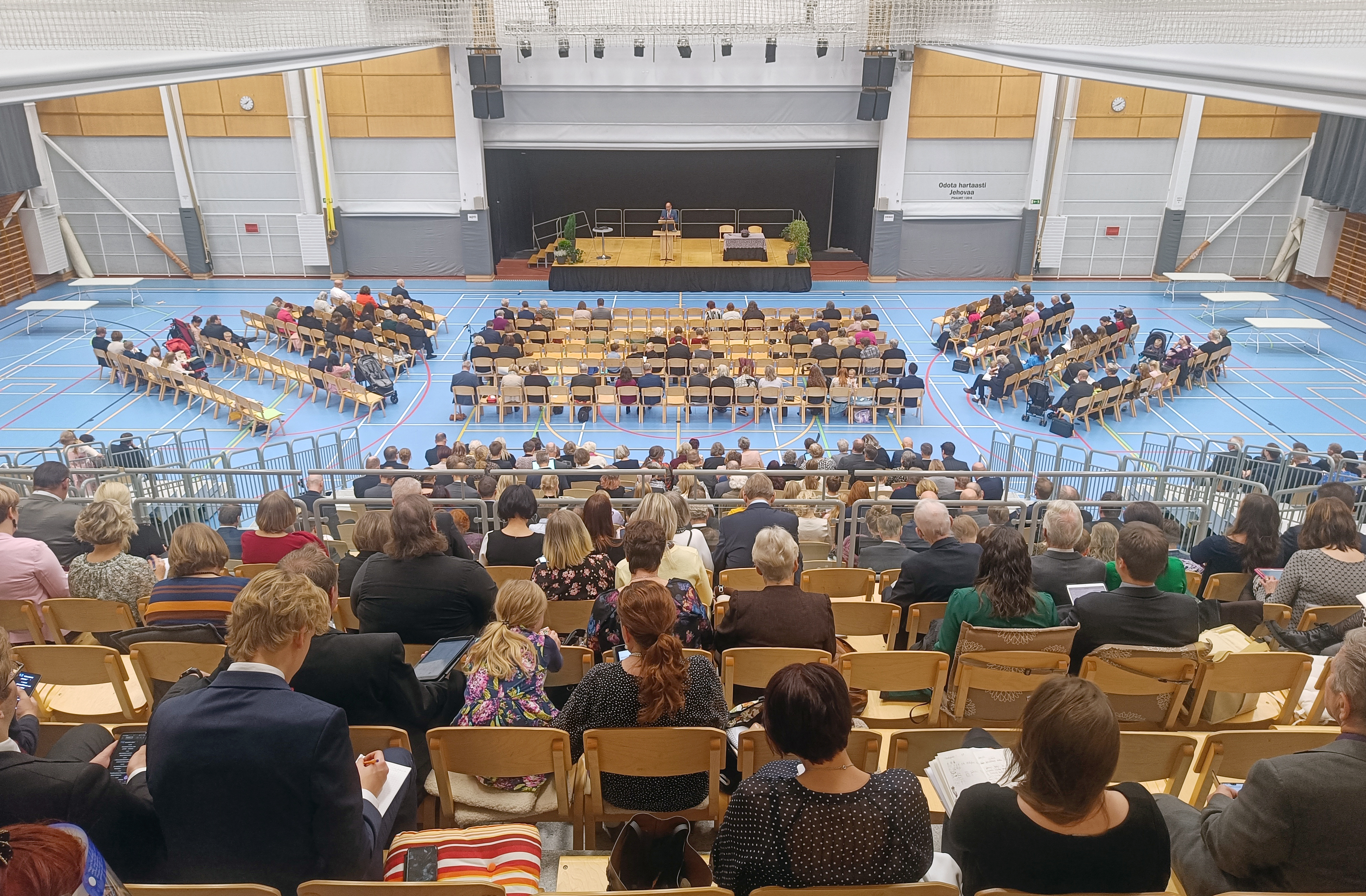 Jehovan todistajien konventissa kehotettiin antaa hyvän uutisen näkyä