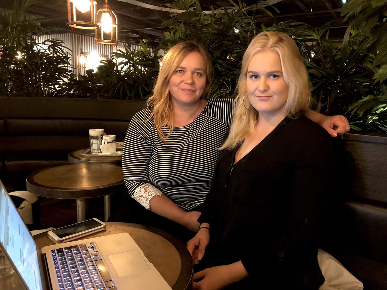 ”Verkosta löytyminen on tänä päivänä jo ihan uskottavuusasia. Kertoo paljon yrityksen ammattimaisuudesta, jos on löydettävissä digissä”, kertoo Lapin Yrittäjiin kuuluvan Mirnetin perustaja Mirva Mattila. Kuvassa (vas.) Mirva Mattila ja Noora Nikkinen.