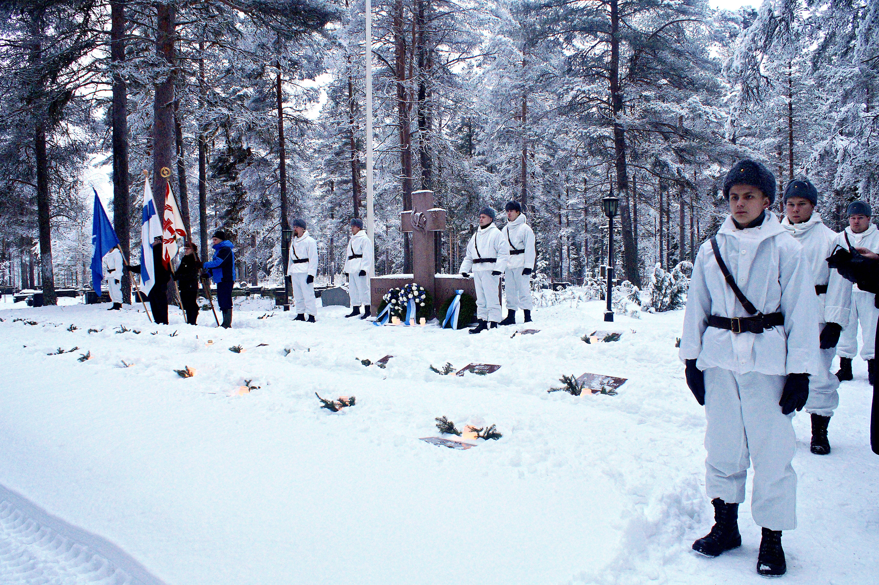Sarakylän sankarihaudoilla seisoi kunniavartiossa kymmenen miestä.