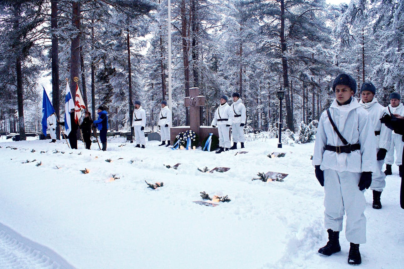 Sarakylän sankarihaudoilla seisoi kunniavartiossa kymmenen miestä.