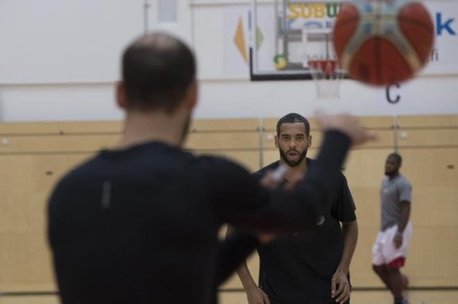 KarhuBasket kohtaa Mestarien liigan ensimmäisellä karsintakierroksella romanialaisen CSM Oradean. Bojan Sarcevic (edessä) sekä Rene Rougeau ovat ainoat pelaajat viime kauden mestaruuspokaalia nostaneista, jotka ovat jäljellä. KUVA: MINNA ANTILA