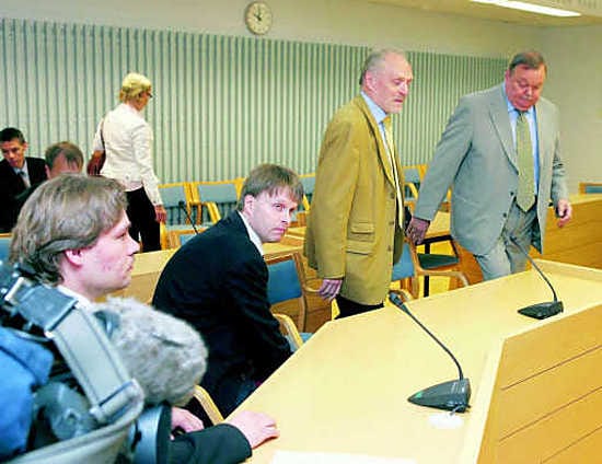 Riihi-säätiön entisen puheenjohtajan Toivo J. Kannisen epäillään ujuttaneen valtion tuella rakennetun taloyhtiön maksettavaksi muun muassa postimerkki- ja ravintolakuluja. Kuvassa Santeri Kanninen (vas.), hänen puolustusasianajajansa Petri Pehkonen, Toivo. J. Kanninen sekä hänen helsinkiläinen asianajajansa Pekka Harju.