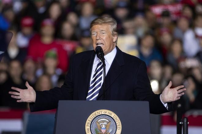 Yhdysvaltain presidentti Donald Trumpin mukaan Yhdysvaltojen sotilaat voivat ampua siirtolaisia kohti, mikäli he heittelevät joukkoja kivillä. KUVA: JIM LO SCALZO