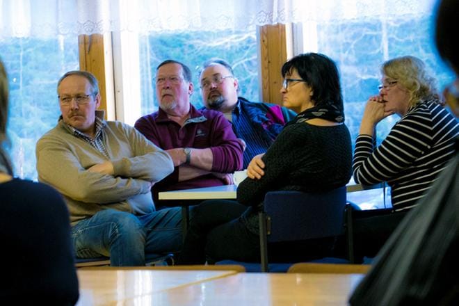 Harjankyläläiset Sakari Saunamäki (vas.) , Pentti Honkaranta ja Jukka Mäki-Kala sekä Marianne Saunamäki ja Hanna Honkaranta (oik.) olivat mukana Laitasaaren majalla pidetyssä kyläillassa. KUVA: JORMA HAVULA