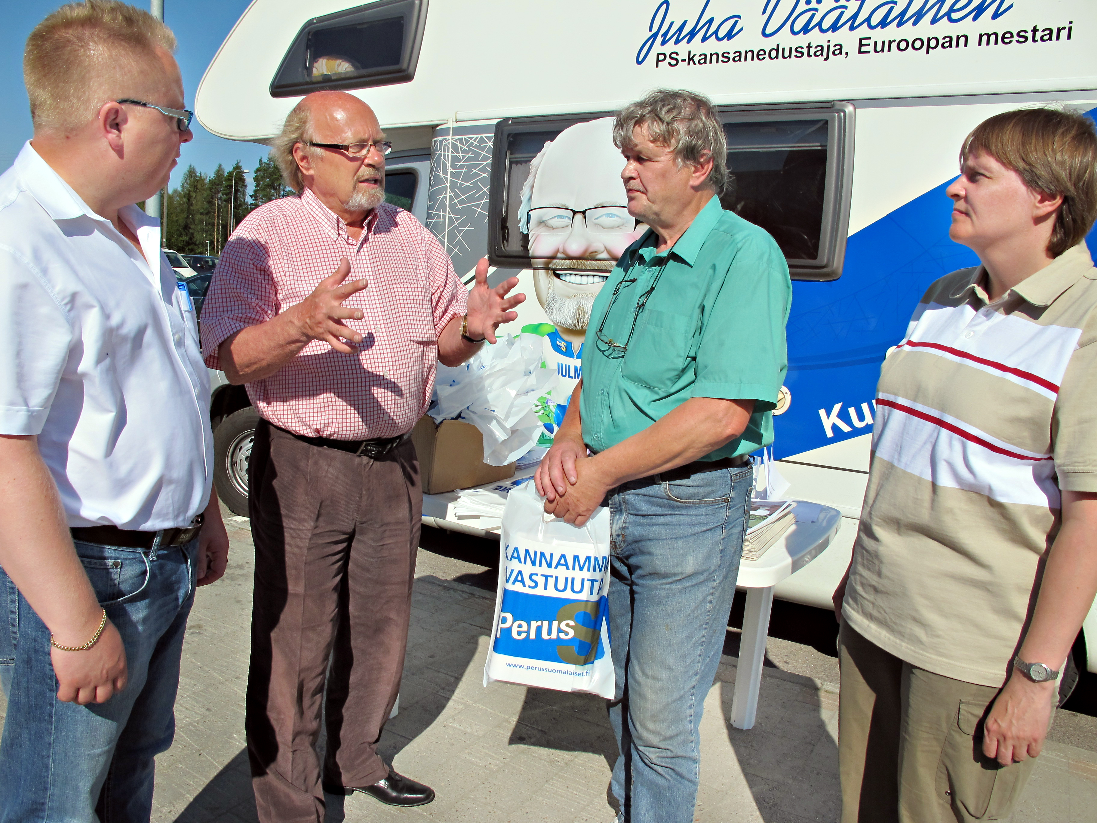 Olavi Suomala Kalajoelta (toinen oik.) kävi jututtamassa Ylivieskassa Juha Liukkosta, Juha Väätäistä ja Tea Ruhaa. 