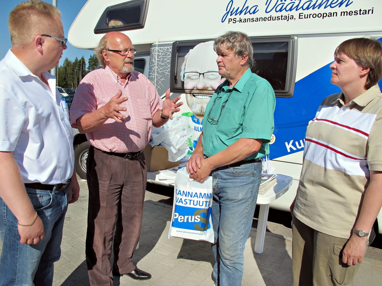 Olavi Suomala Kalajoelta (toinen oik.) kävi jututtamassa Ylivieskassa Juha Liukkosta, Juha Väätäistä ja Tea Ruhaa.