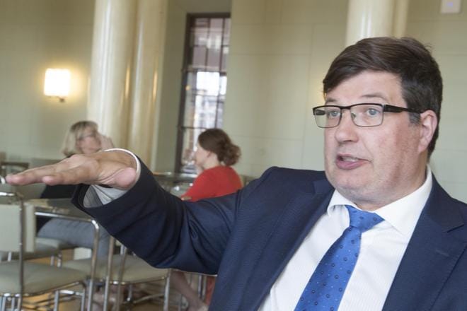 Kokoomuksen kansanedustaja Arto Satonen haluaa tekemässään lakialoitteessaan, että hallitus jatkaisi työllisyyskokeiluja, jotka se on päättänyt lopettaa. KUVA: Mauri Ratilainen