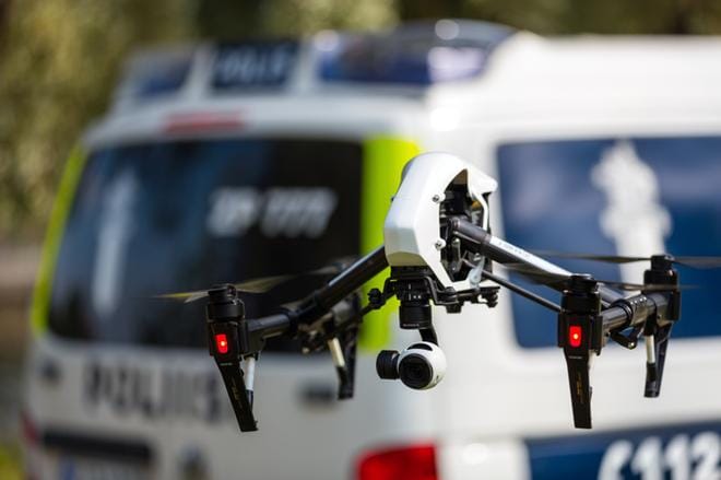 Poliisilla on tällä hetkellä käytössään jo kymmeniä miehittämättömiä ilma-aluksia eli droneja. Niitä käytetään esimerkiksi tarkkailuun tai tilannekuvan välittämiseen suurissa yleisötilaisuuksissa. KUVA: Samo Hätönen/Poliisihallitus