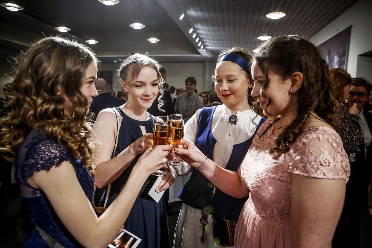 Suomen itsenäisyydelle skoolaavat Emmi-Sofia Rautio, Minja Virkkunen, Inka Parikka ja Ella Ravelin.