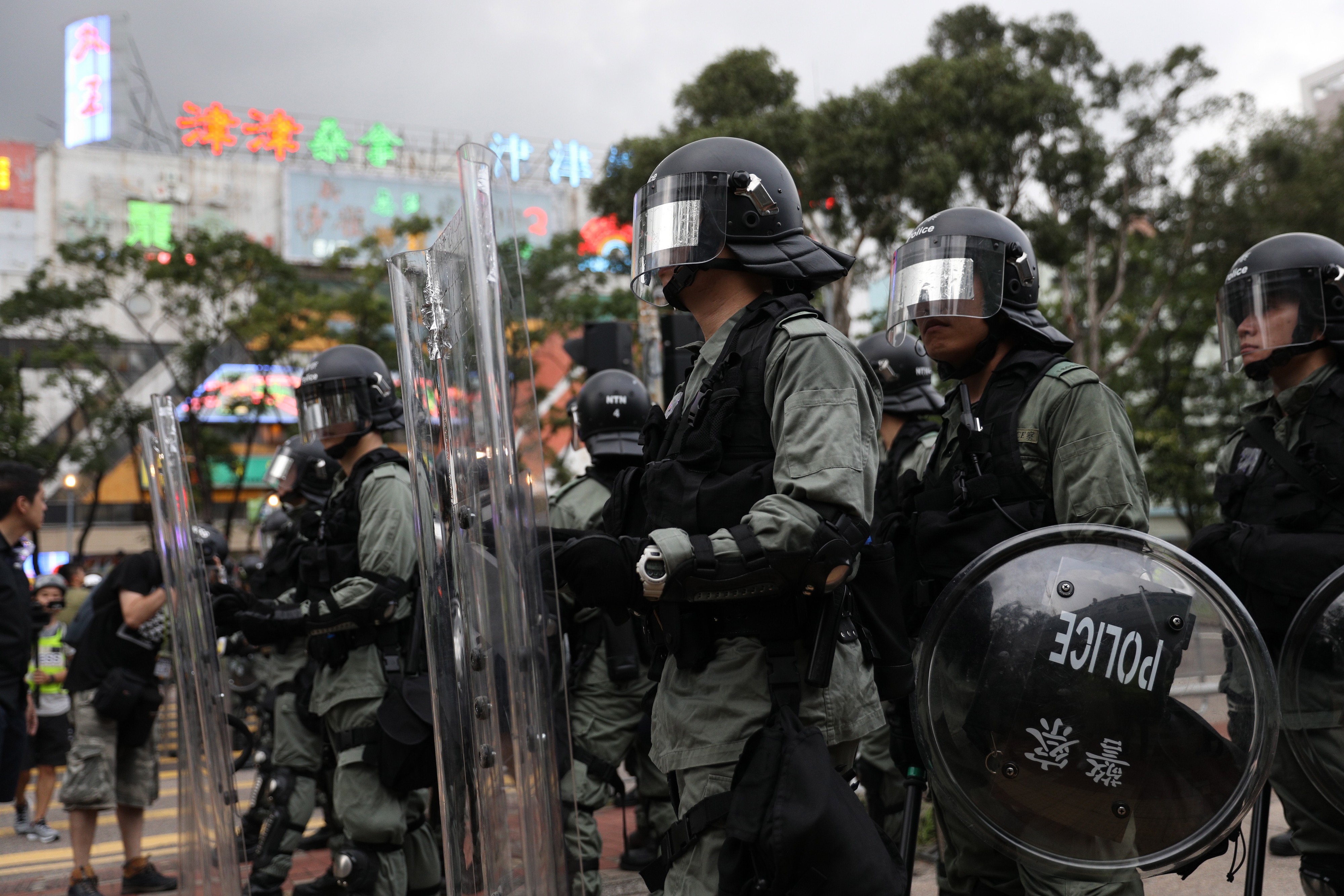 Poliisit vartioivat luovutuslakia vastustavien ihmisten mielenosoitusta Hongkongissa heinäkuun puolivälissä.