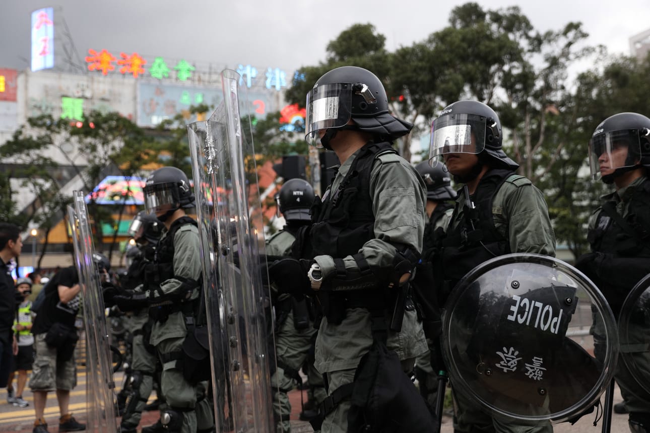 Poliisit vartioivat luovutuslakia vastustavien ihmisten mielenosoitusta Hongkongissa heinäkuun puolivälissä.