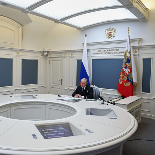 Kuka kantaa Putinin ydinasesalkkua?