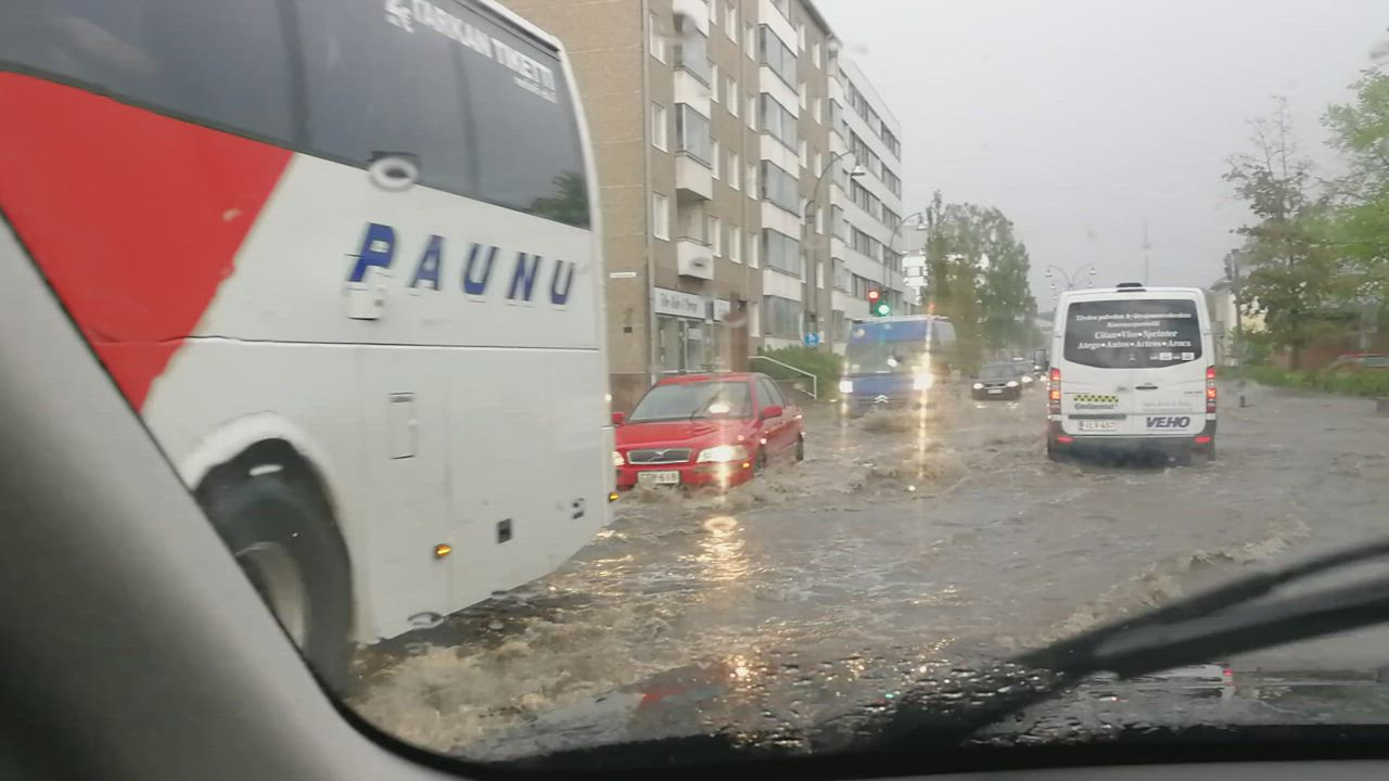 Vettä tiellä runsain mitoin