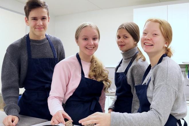 Tatu Kamppisen, Miisa Kamppisen, Emma Takamaan ja Enni Övermarkin repertoaariin kuuluu paljon muutakin kuin mukikakkuja. Viime viikolla he kokosivat piparkakkutaloja. KUVA: ANU NAHKALA