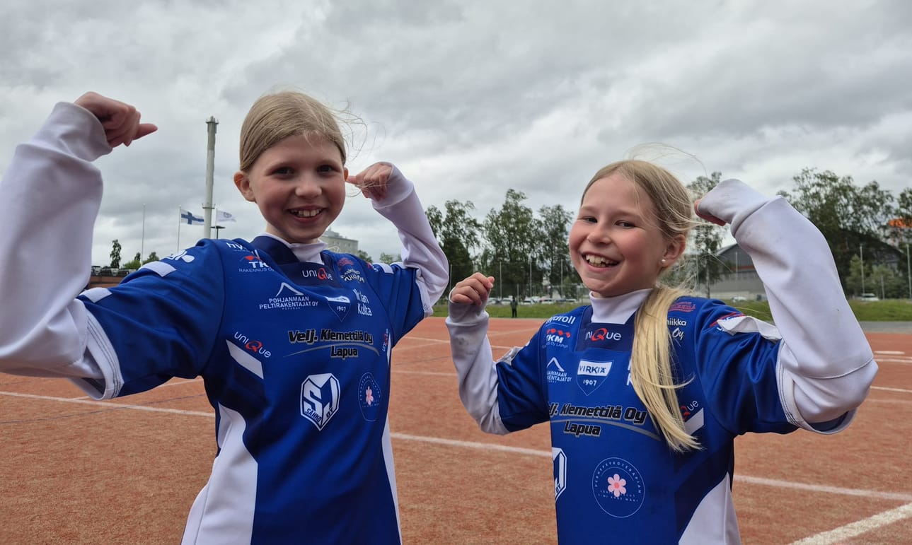 Lapuan Virkiän Linnea (vas.) ja Meea ottivat kaiken ilon irti leirielämästä.