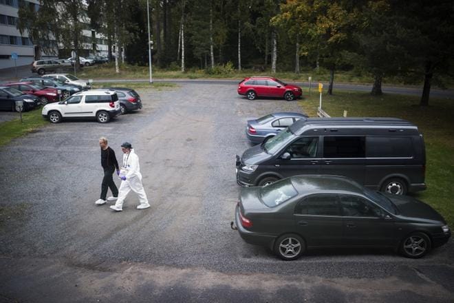 Asunnossa, josta ruumis löytyi, kävi perjantaina valkoisiin haalareihin pukeutuneita henkilöitä. KUVA: JARNO PELLINEN