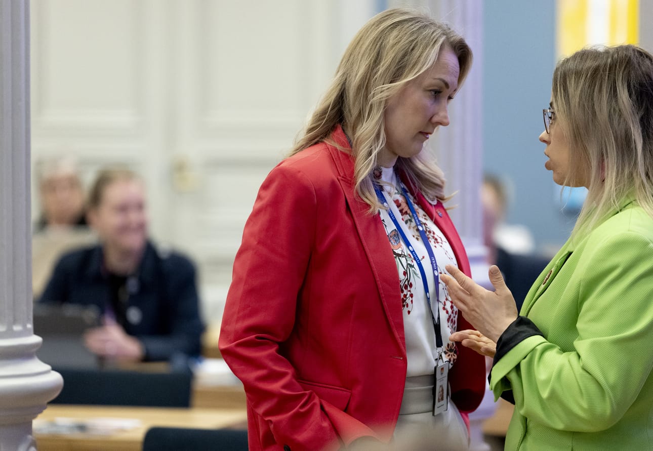 Kokoomuksen ryhmän puheenjohtaja Susanna Kisner (vas.) oli kiinnostunut kaupungin investoinneista, joita oli viime vuoden tilinpäätöksessä 170 miljoonan verran. Keskustelukumppanina vihreiden ryhmän puheenjohtaja Susa Vikeväkorva.