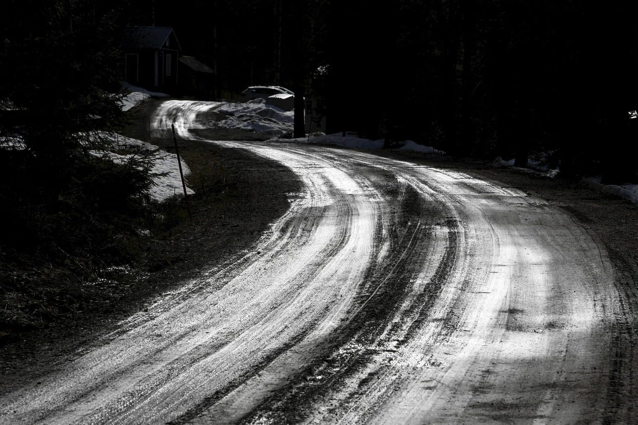 Teiden heikko kunto huolettaa kirjoittajaa.