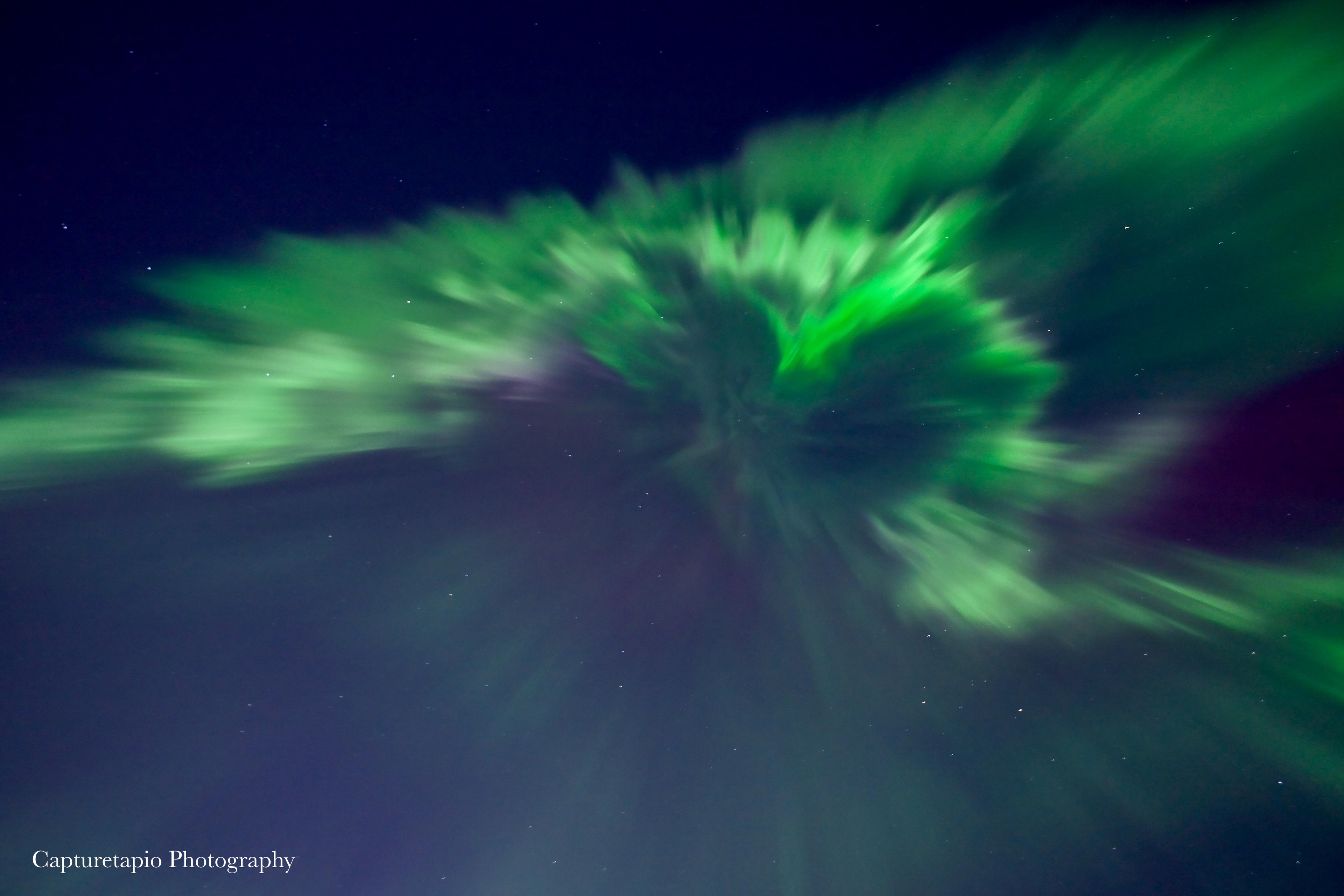 Varsinainen revontuliräjähdys loimusi Oulun yllä – Lukijat kuvasivat henkeä salpaavaa näytelmää