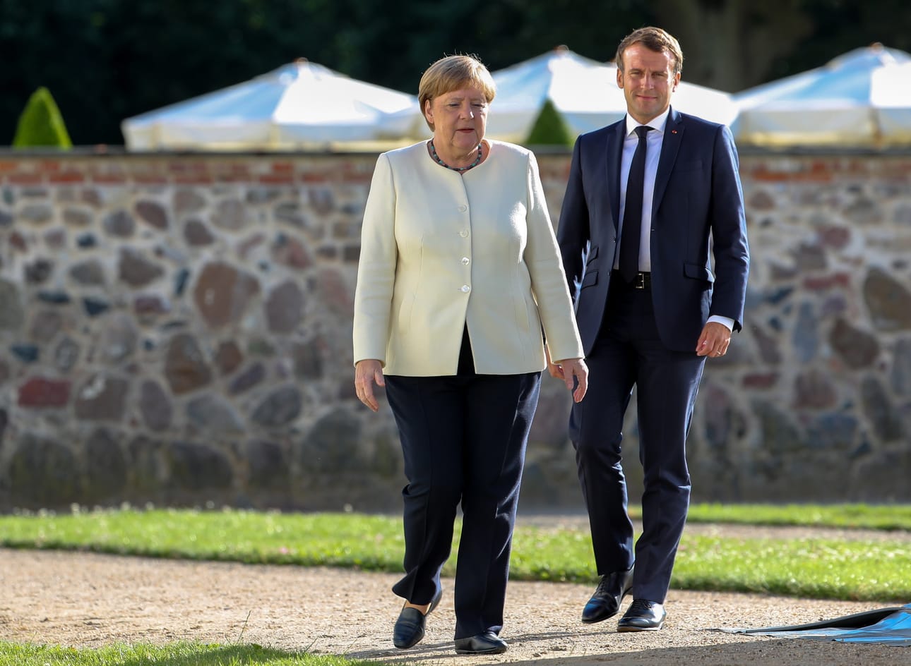 Saksan liittokansleri Angela Merkel ja Ranskan presidentti Emmanuel Macron neuvottelivat maanantaina 29. kesäkuuta Mesebergin linnassa Berliinin lähellä.