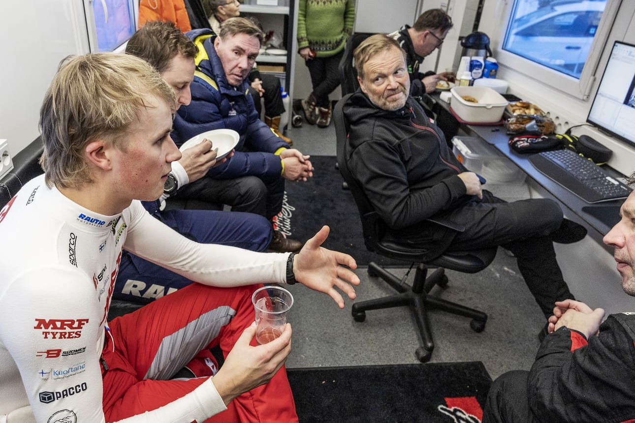 Roope Korhonen (vas.) ja kartturi Anssi Viinikka antavat testipalautetta Print Sportin pomolle Eero Räikköselle. Oikealla näkyy myös Ville Ruokanen.