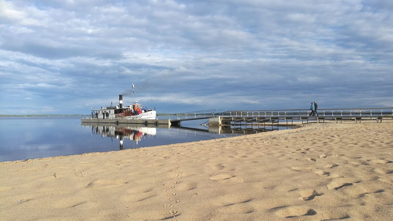 Oulujärven höyrylaivateatteri kulkee aalloilla yli 100-vuotiaalla höyrylaiva Koudalla.