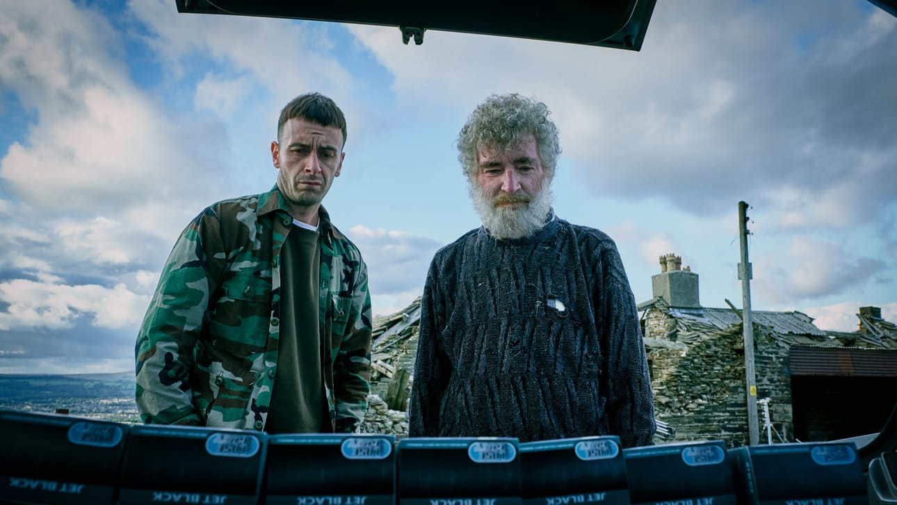 Persaukisten avausjaksossa kaverusjengi joutuu hankaluuksiin varastetun shetlanninponin ja kloroformin takia. Kuvassa Vinnie (Joseph Gilgun) ja Jim (Steve Evets).