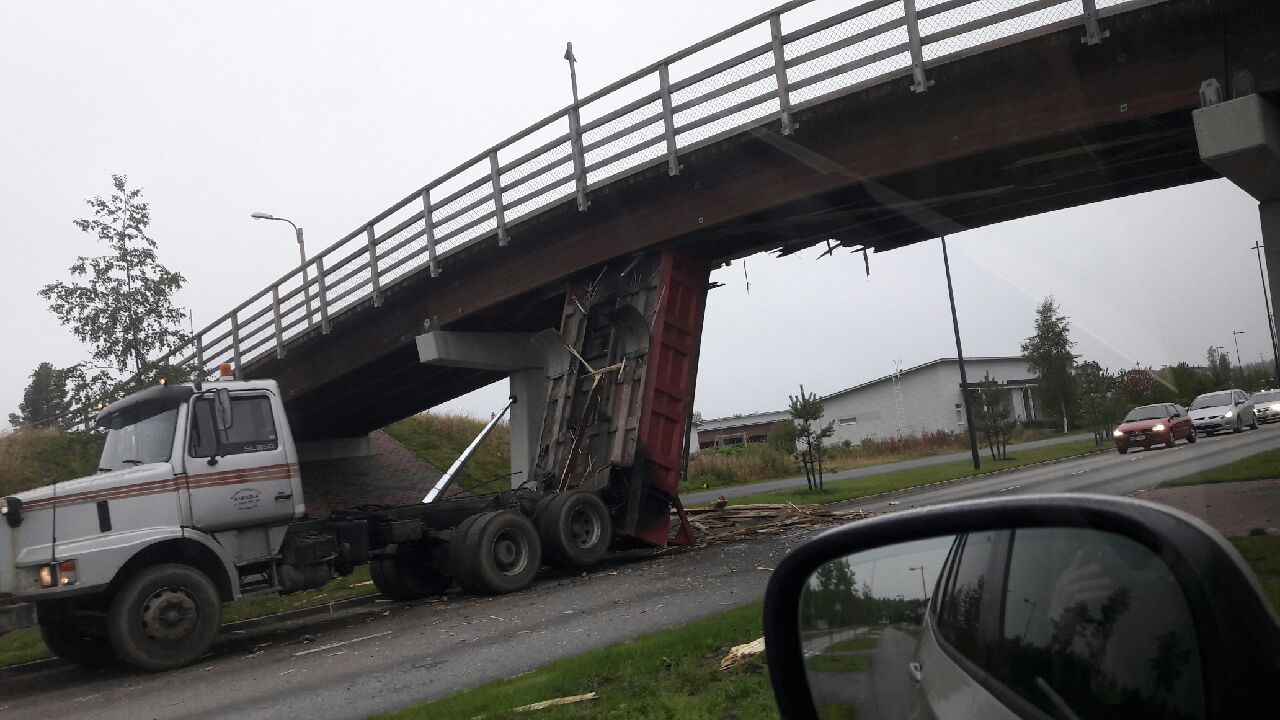 Kuorma-auton lava vaurioitti hiihtosiltaa Ritaharjussa.