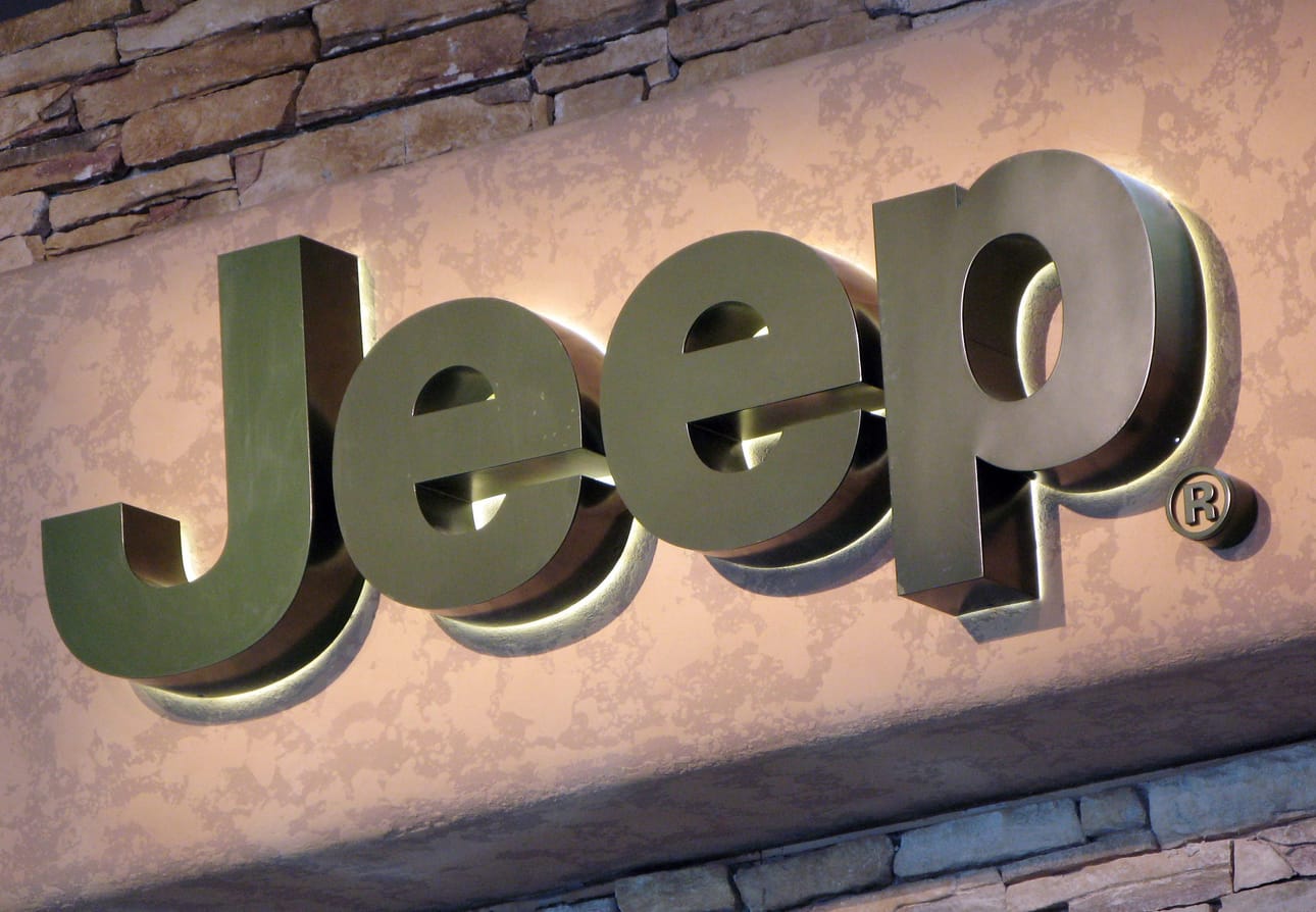 Autojen tietokoneohjelmistossa on vikoja, jotka vaikuttavat valoihin ja Jeep-malleissa lukkiutumattomiin jarruihin.